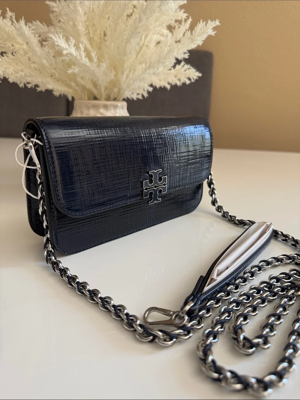 NWT , TORY BURCH BRITTEN TEXTURED PATENT CHAIN WALLET W. WRISTLET NAVY